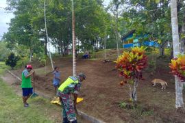 Koramil 1708-03/BB membantu bersihkan halaman rumah warga