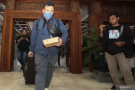 KPK amankan sejumlah bukti dan uang usai geledah Gedung DPRD Jatim