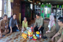 Dinsos Tanah Bumbu salurkan bantuan untuk lansia