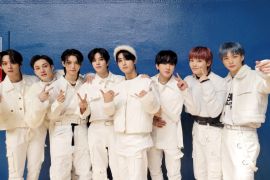 Stray Kids kembali lewat album digital "SKZ-REPLAY" dengan lagu utama "FAM"
