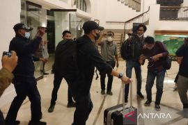 KPK bawa tiga koper saat geledah Kantor Gubernur dan Wagub Jawa Timur