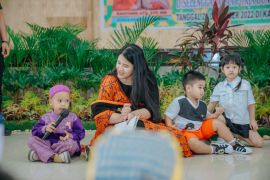 Dukung anak berkualitas, Kahiyang beri peralatan sekolah 200 anak PAUD