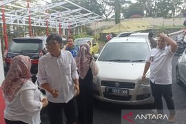 Warga Cianjur Jabar berhamburan keluar rumah karena gempa dangkal