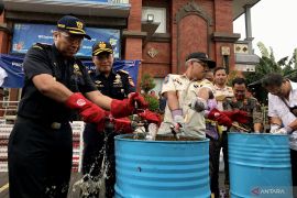 Bea Cukai Denpasar musnahkan rokok dan miras ilegal Rp713 juta