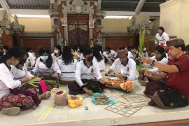 Siswa di Bali isi liburan dengan belajar budaya dan agama