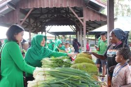 Persit Wamena "borong" dagangan Mama Papua