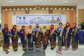 Bupati Inhu bangga atas perjuangan kaum perempuan membantu keluarga