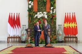 Indonesia, Vietnam agree on new bilateral trade target