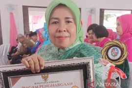 Terima Gender Champion 2022, Patimah : Perempuan harus jadi lentera bagi keluarga