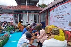 Warga binaan lapas Suliki gelar prosesi basuh kaki ibu