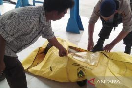 Polisi evakuasi jasad pria di Dermaga Pasar 16 Ilir Palembang