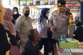 Petugas gabungan periksa urine awak bus