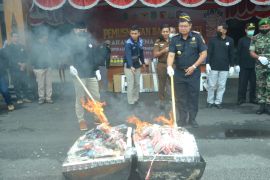 Pabean musnahkan ribuan barang bukti rokok ilegal di Trenggalek