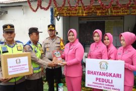 Kapolres dan Bhayangkari Tebing Tinggi beri bingkisan di Pos Nataru 2023