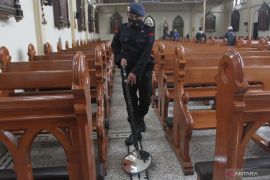 TNI dan Polri lakukan pengamanan ibadah di gereja Kota Malang