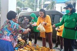 Persit Korem 172/PWY ajak anggotanya belanja di pasar mama-mama Papua