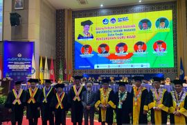 UNP kukuhkan lima guru besar perkuat