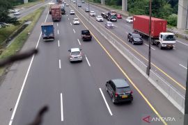 Arus kendaraan di jalan Tol Jakarta-Cikampek ramai lancar