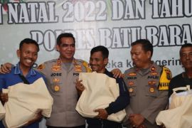 Kapolres Batubara ringankan beban tukang becak dan parkir di malam Natal