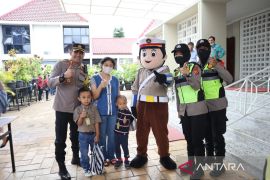 Polwan dan badut hibur puluhan anak yang rayakan Natal di gereja Kota Sukabumi