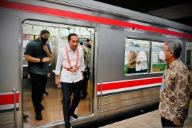 Tinjau infrastruktur Stasiun Tanah Abang, Presiden Jokowi naik KRL