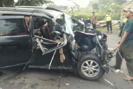 Minibus tabrak bus di Kuningan, dua meninggal