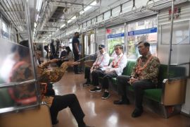 Presiden Jokowi Menumpang KRL Commuter Line Page 1 Small