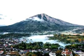 Gunung Marapi erupsi, jalur pendakian ditutup sementara