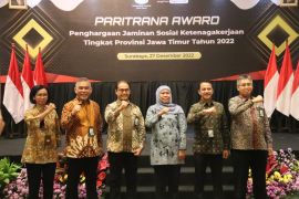 Pemprov Jatim-BPJS Ketenagakerjaan serahkan "Paritrana Award" 2022