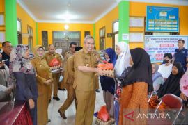 Tekan inflasi, 1.500 warga Kampar beli sembako murah