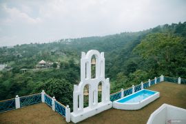 Menyantap iga penyet sambil ngopi di lereng pegunungan Pandaan dari "Calli Mera"