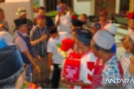 Pemkab Pamekasan salurkan bantuan pada nelayan korban bencana