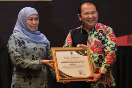 Bupati Jember terima "Paritrana Award" dari Gubernur Jatim