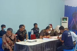 Kanwil DJP serahkan tersangka pidana pajak BBM ke Kejari Jambi