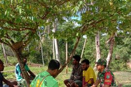 Koramil 1708-02/BU melaksanakan komunikasi sosial bersama warga