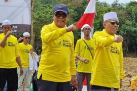 Gubernur Kalsel dan seribuan santri tanam cabe hingga mangga