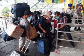 Penumpang KM Lawit tujuan Pontianak harapkan cuaca ekstrem tak ganggu pelayaran