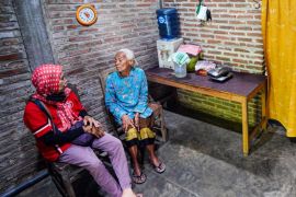 Pemkot Madiun salurkan bantuan permakanan bagi 478 lansia-disabilitas