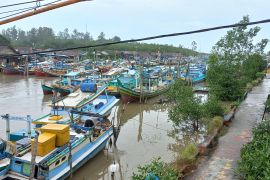 Bupati Bangka Tengah mengingatkan nelayan waspada cuaca ekstrem