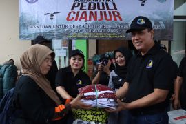 Murid SD di Cianjur peroleh bantuan dari alumni SMAN 37 Jakarta