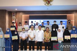 Sekda Naziarto Serahkan Beasiswa Mahasiswa, Tahfis Quran dan Mobil Operasional MUI se-Babel