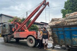 Truk alami patah as roda di Jalinsum, Kapolres Batubara turun mengatur lalu lintas