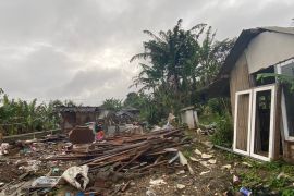 Sembako, baju dan sampah jadi masalah korban gempa Cianjur