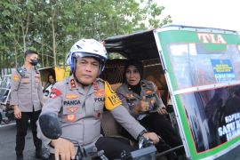 Kapolda bawa becak motor ajak warga tertib lalu lintas