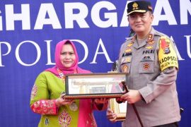 Bupati Bengkalis terima penghargaan dari Kapolda Riau