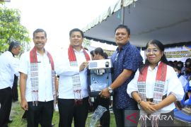 Pemkab Samosir serahkan bantuan peralatan usaha bagi para pelaku UMKM