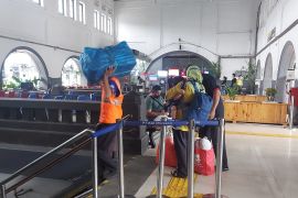 Jasa porter gratis untuk penumpang tersedia di Stasiun Senen