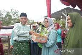 Bupati Kampar serahkan 20 ribu bibit cabai ke petani wanita