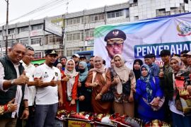 Gubernur Sulsel beri santunan korban kebakaran pemilik lapak Pasar Sentral Makassar