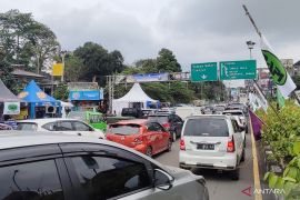 Jalur Puncak Bogor Jumat mulai dipadati kendaraan